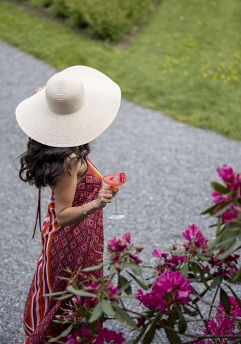 Isabella med hatt ut i hagen på Dalen